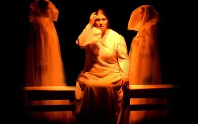 “Encuentro de tres mujeres bajo un claro de luna” en El Ojo